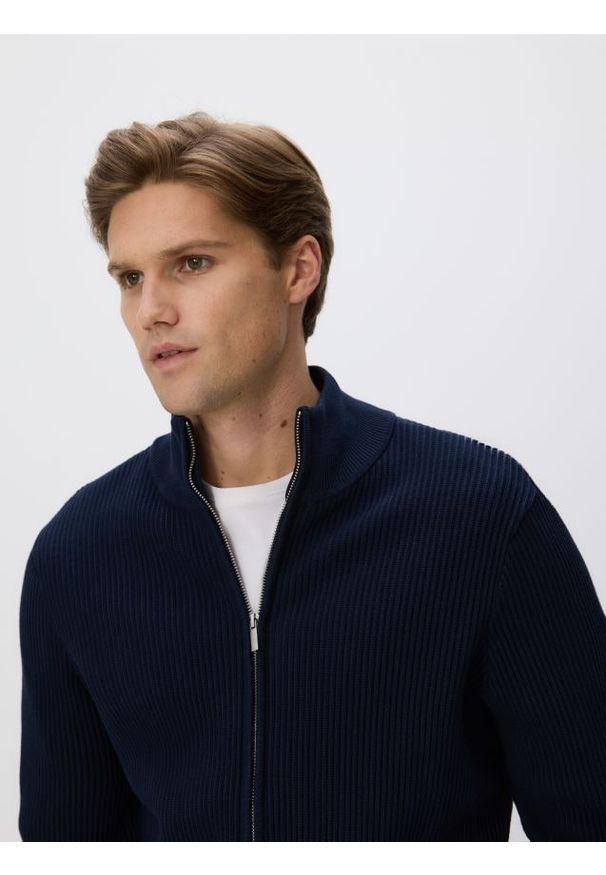 Reserved - Rozpinany sweter ze stójką - granatowy. Typ kołnierza: kołnierzyk stójkowy. Kolor: niebieski. Materiał: dzianina, bawełna