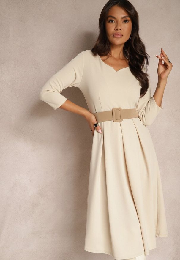 Renee - Beżowa Sukienka o Rozkloszowanym Kroju z Rękawem Długości 3/4 Nomini. Okazja: na randkę, na spotkanie biznesowe. Typ kołnierza: dekolt w kształcie V. Kolor: beżowy. Materiał: skóra. Typ sukienki: rozkloszowane. Styl: biznesowy, elegancki, klasyczny