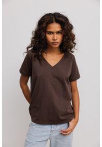 Marsala - T shirt z dekoltem w kształcie V w kolorze BROWN- V NECK. Typ kołnierza: dekolt w kształcie V. Materiał: dzianina, bawełna, elastan. Wzór: gładki. Styl: elegancki #1