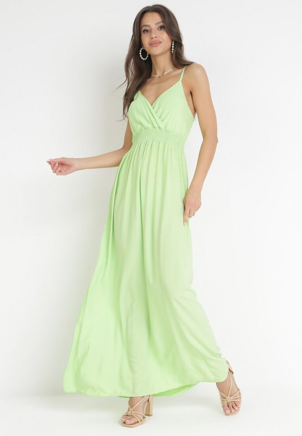 Born2be - Jasnozielona Sukienka Cadole. Kolor: zielony. Materiał: bawełna. Długość rękawa: na ramiączkach. Typ sukienki: kopertowe. Styl: wakacyjny. Długość: maxi