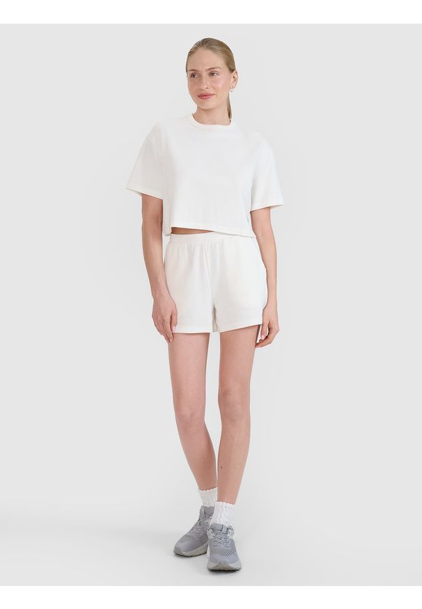 4f - 4F T-shirt crop top z waflowej dzianiny damski - biały XS. Okazja: na co dzień. Kolor: biały. Materiał: dzianina. Długość rękawa: krótki rękaw. Długość: krótkie. Wzór: haft, kratka. Styl: casual, sportowy