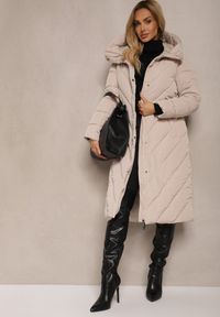 Renee - Ciemnobeżowa Długa Kurtka Mocno Ocieplana z Pikowanymi Przeszyciami Kapturem i Paskiem Tinnacira. Okazja: na co dzień. Kolor: beżowy. Materiał: jeans. Długość: długie. Sezon: zima. Styl: casual #4