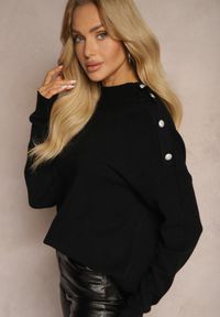 Renee - Czarny Golf z Eleganckim Zapięciem na Ramieniu Ozdobiony Cyrkoniami przy Guzikach Maririna. Okazja: na co dzień, na spotkanie biznesowe, do pracy. Typ kołnierza: golf. Kolor: czarny. Materiał: jeans. Długość rękawa: długi rękaw. Długość: długie. Wzór: aplikacja. Styl: elegancki #5