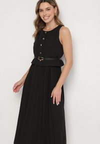 Born2be - Czarna Sukienka Bez Rękawów z Plisami i Paskiem z Klamrą Iffale. Okazja: na spacer, na co dzień. Kolor: czarny. Długość rękawa: bez rękawów. Styl: casual, klasyczny #3