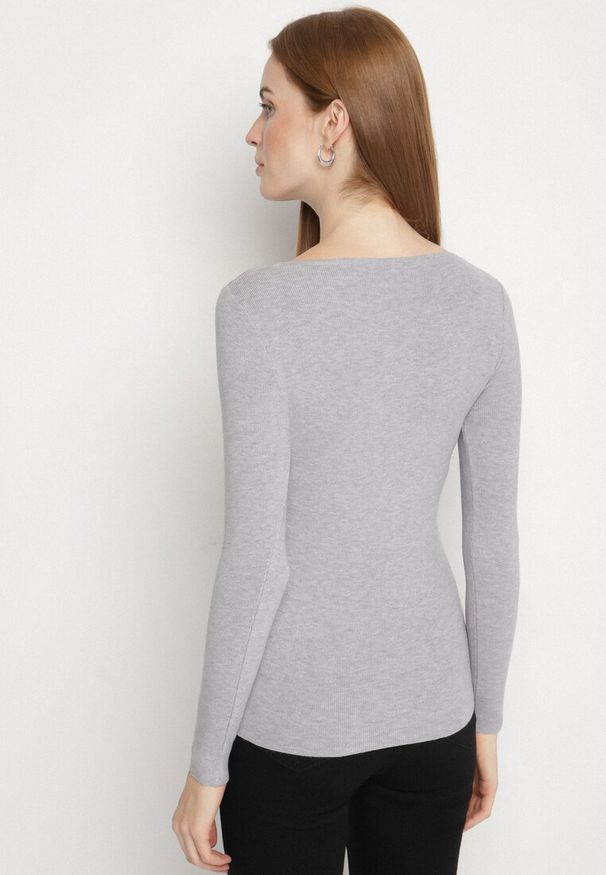 Born2be - Szary Dopasowany Sweter z Nieregularnym Dekoltem w Serek Fenarela. Okazja: do pracy, na co dzień, na spotkanie biznesowe. Typ kołnierza: dekolt w serek. Kolor: szary. Materiał: jeans. Styl: casual, biznesowy