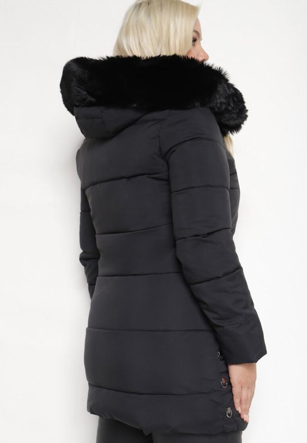 Born2be - Czarna Kurtka Pikowana o Prostym Kroju z Kapturem z Odpinanym Futrem Elrinnisa. Okazja: na co dzień. Typ kołnierza: kaptur. Kolekcja: plus size. Kolor: czarny. Długość: długie. Wzór: aplikacja. Materiał: futro. Długość rękawa: długi rękaw. Styl: elegancki, casual