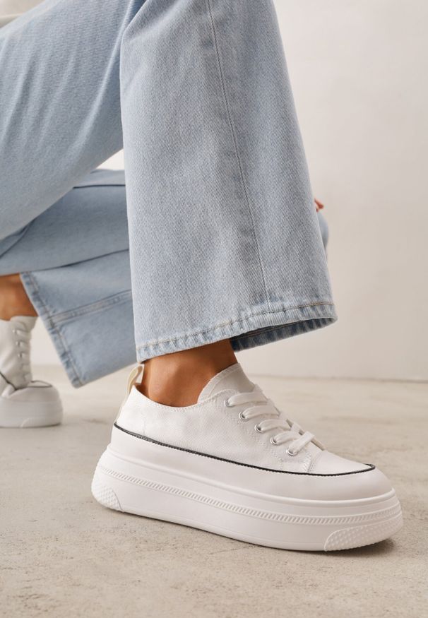 Born2be - Białe Trampki VICES na Grubej Podeszwie Zdobione Lamówką Riosara. Okazja: na co dzień. Kolor: biały. Materiał: jeans. Wzór: aplikacja. Styl: elegancki, casual, klasyczny, sportowy