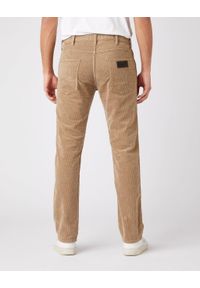Wrangler - MĘSKIE SPODNIE MATERIAŁOWE WRANGLER GREENSBORO FLAX W15QA2C04 112141185. Materiał: materiał