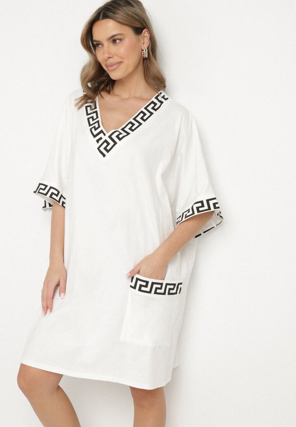 Born2be - Biała Bawełniana Sukienka o Pudełkowym Kroju z Dekoltem w Serek Amosa. Okazja: na co dzień. Typ kołnierza: dekolt w serek. Kolekcja: plus size. Kolor: biały. Wzór: aplikacja, geometria. Typ sukienki: dla puszystych. Materiał: bawełna. Długość rękawa: krótki rękaw. Sezon: lato, wiosna. Styl: elegancki, casual