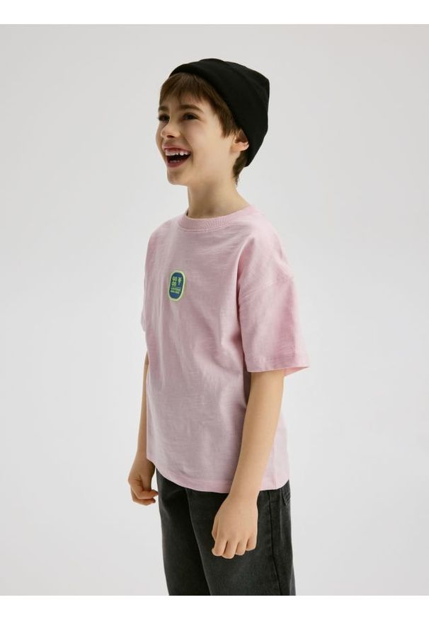 Reserved - Bawełniany t-shirt z aplikacją - pastelowy róż. Kolor: różowy. Materiał: bawełna. Wzór: aplikacja