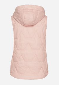 Born2be - Różowa Kamizelka z Geometrycznym Pikowaniem i Kapturem Koridi. Okazja: na co dzień, na spacer. Kolor: różowy. Materiał: jeans. Wzór: geometria. Styl: klasyczny, casual, sportowy #3