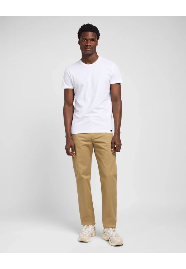 Lee - LEE MĘSKIE SPODNIE MATERIAŁOWE LEE REGULAR CHINO CLAY L71FTY60 112145529. Materiał: materiał