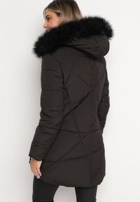 Born2be - Czarna Pikowana Kurtka o Przedłużonym Fasonie z Kapturem i Futerkiem Valora. Typ kołnierza: kaptur. Kolor: czarny. Materiał: futro #5