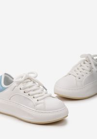 Renee - Biało-Niebieskie Sneakersy na Platformie Ozdobione Wypukłą Wstawką Vinelli. Nosek buta: okrągły. Zapięcie: sznurówki. Kolor: biały. Materiał: materiał. Wzór: aplikacja. Obcas: na platformie. Wysokość obcasa: niski #4