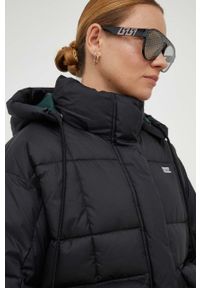 Levi's® - Levi's kurtka damska kolor czarny zimowa oversize. Okazja: na spotkanie biznesowe. Kolor: czarny. Materiał: puch. Długość: krótkie. Sezon: zima. Styl: biznesowy #6