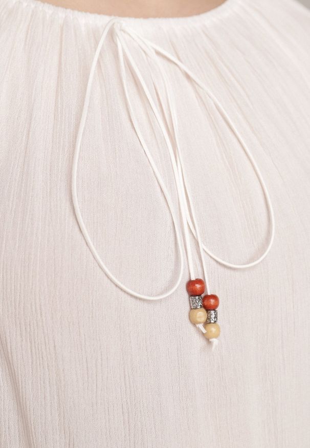 Born2be - Biała Bluzka z Wiskozy w Stylu Boho z Koronką Sznurkami i Koralikami Dazzlebell. Okazja: do pracy, na co dzień, na spotkanie biznesowe. Kolor: biały. Materiał: wiskoza, koronka. Wzór: koronka. Styl: boho