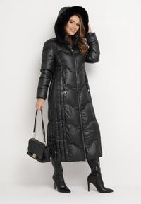 Born2be - Czarna Pikowana Kurtka Maxi Płaszcz z Ozdobnym Marszczeniem i Futerkiem Estenous. Okazja: na co dzień. Kolor: czarny. Materiał: futro. Wzór: aplikacja. Sezon: zima. Styl: casual, elegancki, klasyczny #3