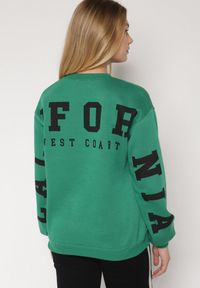 Born2be - Zielona Ocieplana Bluza z Bawełną i Napisem z Tyłu Fezanda. Okazja: na co dzień. Kolor: zielony. Materiał: bawełna. Wzór: napisy. Styl: klasyczny, casual, elegancki #2