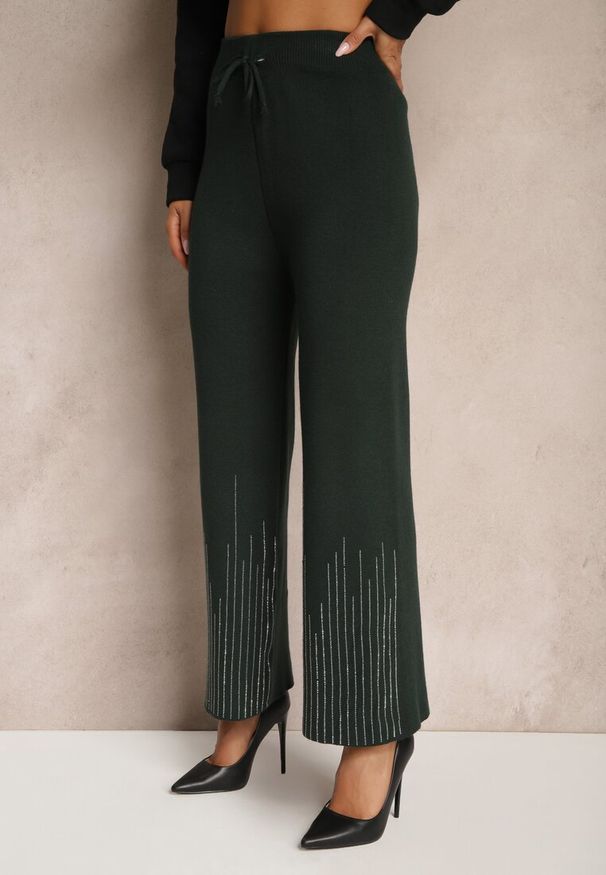 Renee - Ciemnozielone Spodnie o Szerokim Kroju High Waist z Cyrkoniami i Gumką w Pasie Loreitha. Okazja: na co dzień. Stan: podwyższony. Kolor: zielony. Materiał: zamsz, satyna. Wzór: aplikacja. Styl: casual