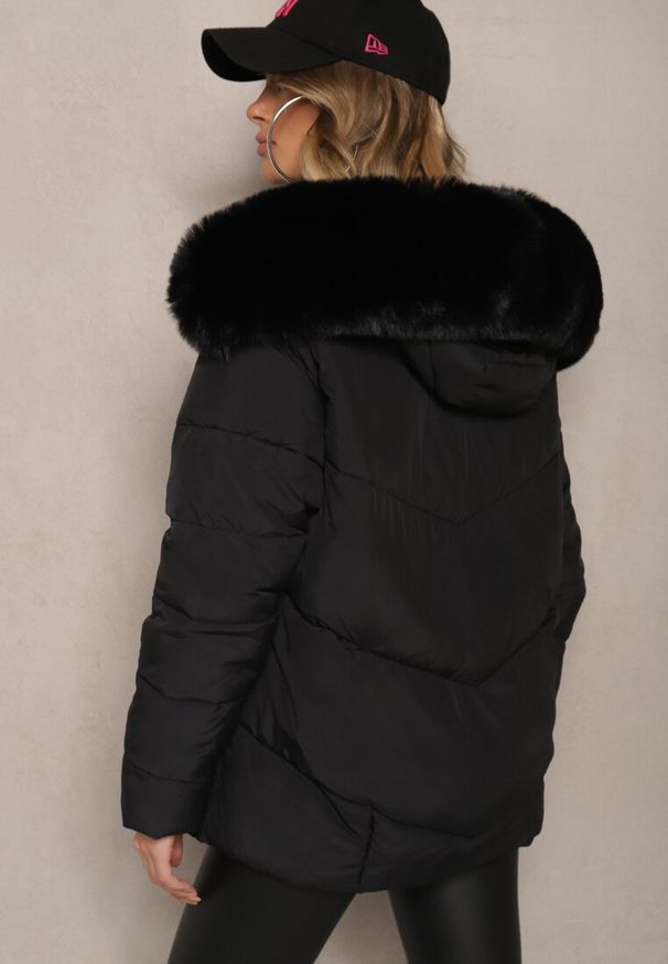 Renee - Czarna Kurtka Pikowana o Pudełkowym Kroju z Kapturem z Futrzanym Wykończeniem Venites. Okazja: na co dzień, na spacer. Typ kołnierza: kaptur. Kolor: czarny. Materiał: futro. Długość rękawa: długi rękaw. Długość: długie. Wzór: aplikacja. Styl: klasyczny, casual, elegancki