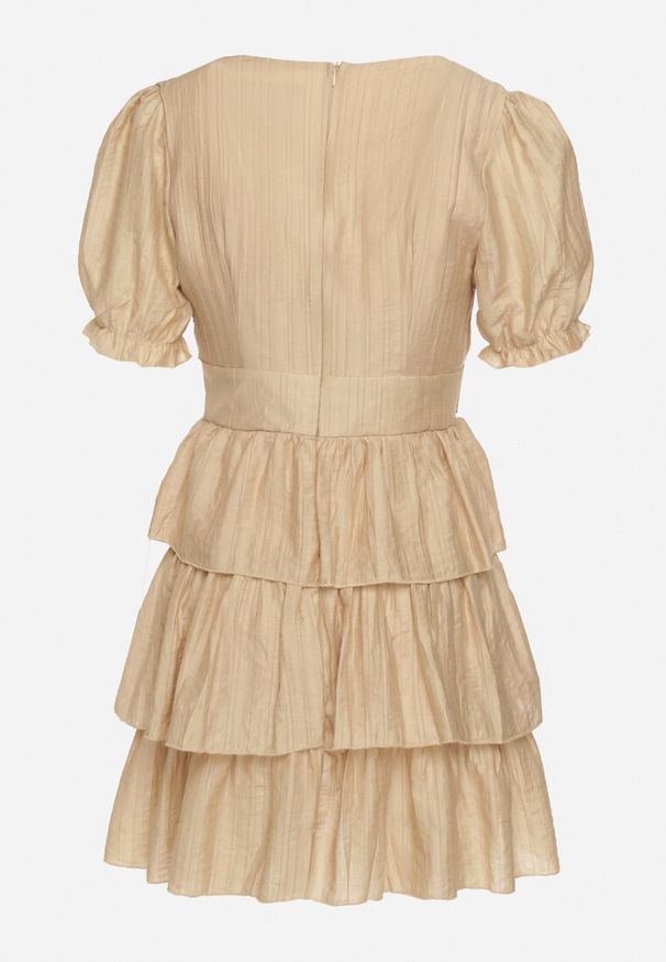 Born2be - Beżowa Sukienka o Rozkloszowanym Kroju z Bufiastymi Rękawami i Falbankami Elfea. Typ kołnierza: kołnierz z falbankami. Kolor: beżowy. Materiał: włókno. Styl: klasyczny