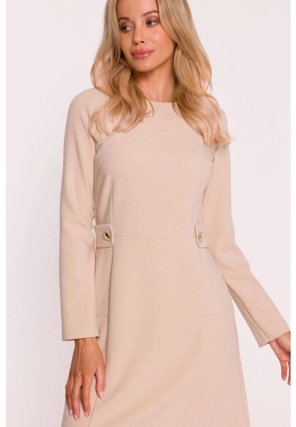 Stylove - Elegancka sukienka trapezowa z patkami w talii beżowa. Okazja: na imprezę, na co dzień. Typ kołnierza: typu klepsydra. Kolor: niebieski, brązowy, beżowy. Wzór: aplikacja, gładki. Typ sukienki: trapezowe. Materiał: wiskoza, poliester, tkanina. Długość rękawa: długi rękaw. Styl: elegancki. Długość: mini