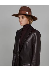 LESHKA - Brązowy kapelusz ze wstążką Fedora. Kolor: brązowy. Wzór: aplikacja #2