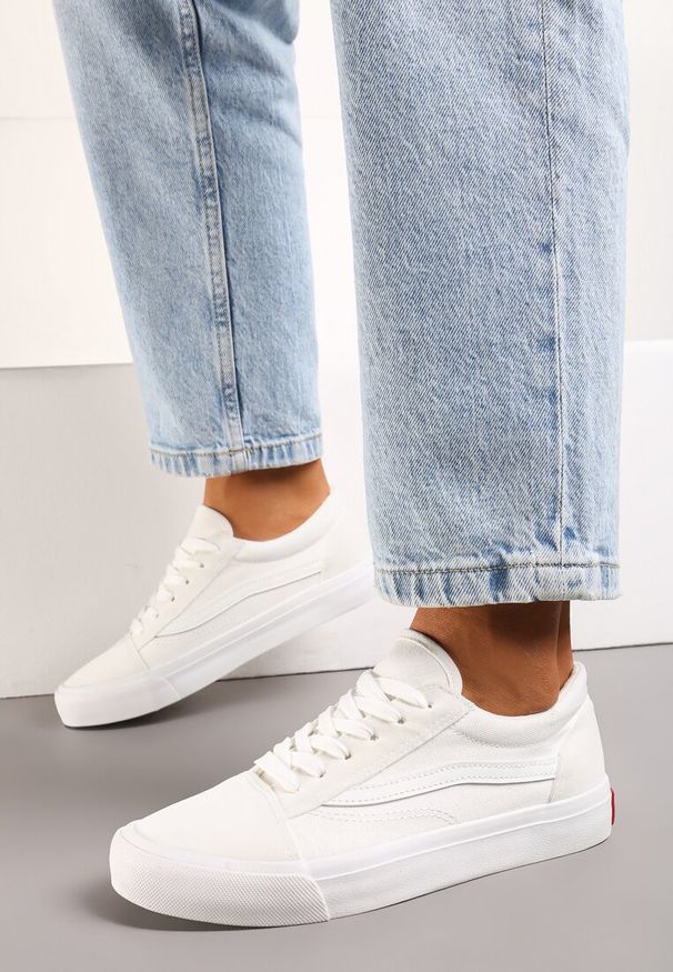 Born2be - Białe Tenisówki z Ozdobną Naszywką i Przeszyciami Buildoria. Okazja: na co dzień. Zapięcie: zamek. Kolor: biały. Materiał: jeans. Szerokość cholewki: normalna. Wzór: aplikacja. Styl: casual, sportowy, klasyczny