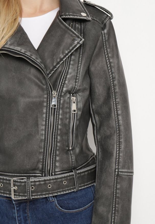 Born2be - Szara Kurtka Ramoneska z Ozdobnym Paskiem na Dole i Asymetrycznym Suwakiem Etoisa. Okazja: na co dzień. Kolor: szary. Materiał: jeans. Długość rękawa: krótki rękaw. Długość: krótkie. Styl: casual, elegancki