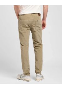 Lee - MESKIE SPODNIE LEE SLIM FIT MVP OSCAR KHAKI 112370603. Kolor: brązowy #5