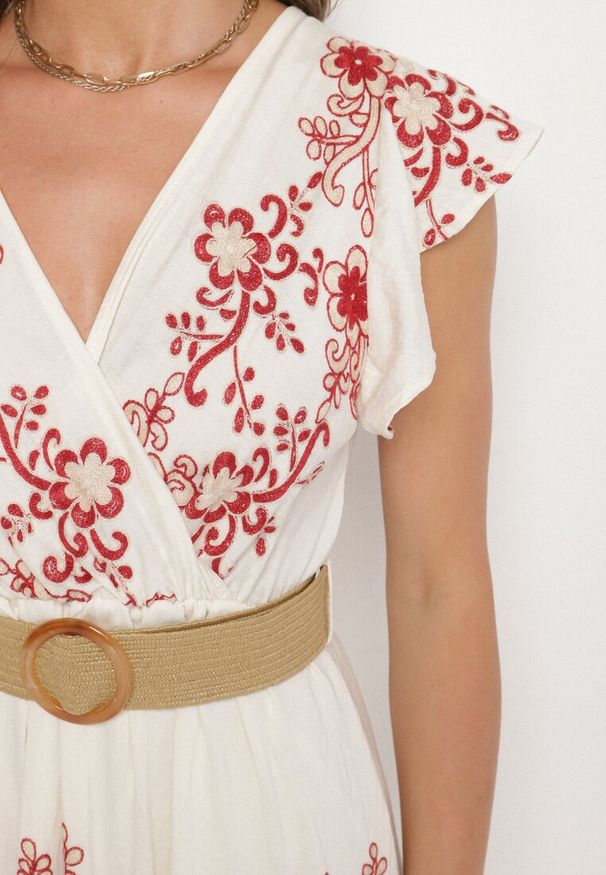 Born2be - Biało-Czerwona Wiskozowa Sukienka z Kopertowym Dekoltem i Paskiem Nilazea. Okazja: na co dzień. Kolor: biały. Materiał: wiskoza. Typ sukienki: kopertowe. Styl: casual, boho, elegancki