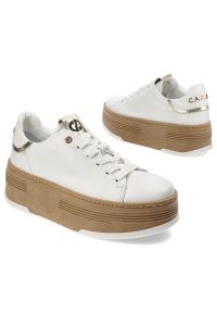 Białe Sneakersy Carinii Eleganckie Buty Damskie Na Platformie. Okazja: na co dzień. Kolor: biały. Szerokość cholewki: normalna. Wzór: aplikacja. Obcas: na platformie. Styl: elegancki #5