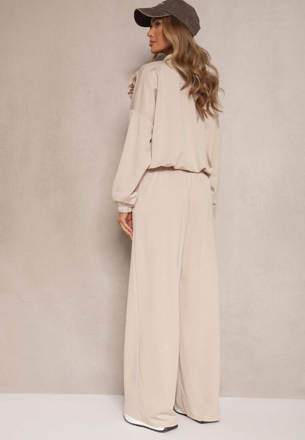 Renee - Ciemnobeżowy Komplet Dresowy z Wiskozą Spodnie o Szerokim Kroju i Bluza z Broszką Redaella. Kolor: beżowy. Materiał: wiskoza, dresówka. Wzór: aplikacja