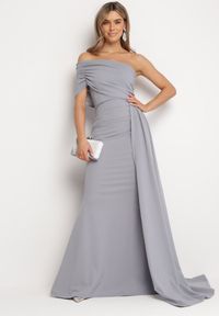 Born2be - Jasnoszara Dopasowana Sukienka Maxi z Ozdobnym Trenem Iralia. Kolor: szary. Typ sukienki: asymetryczne. Długość: maxi #1