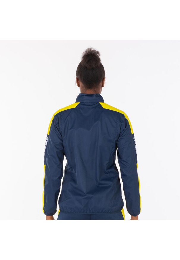 Damska kurtka przeciwdeszczowa Joma Championship IV granatowo-żółta XS. Kolor: wielokolorowy, niebieski, żółty. Materiał: mesh