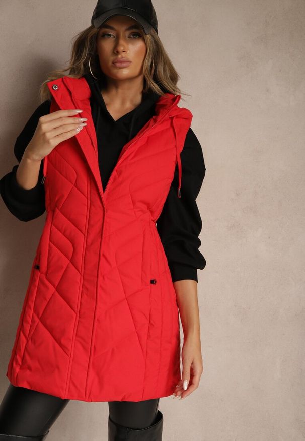 Renee - Czerwona Pikowana Kamizelka o Taliowanym Kroju z Kapturem Tulonea. Okazja: na co dzień. Typ kołnierza: kaptur. Kolor: czerwony. Materiał: jeans. Styl: casual