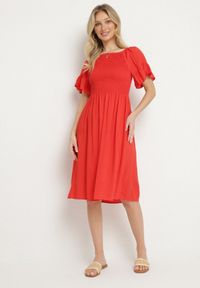Born2be - Czerwona Rozkloszowana Sukienka Bawełniana z Bufiastymi Rękawami i Elastyczną Górą Veliova. Okazja: na co dzień. Kolor: czerwony. Materiał: bawełna. Styl: casual, elegancki #1