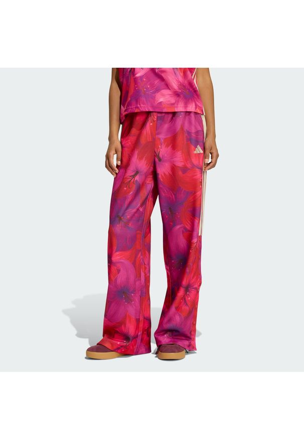 Adidas - SPODNIE DRESOWE ADIDAS x FARM RIO HOUSE OF TIRO. Kolor: czerwony, biały, wielokolorowy, fioletowy. Materiał: dresówka. Sport: fitness