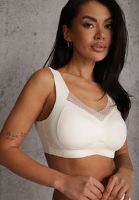 Renee - Biały Sportowy Biustonosz z Usztywnieniem Ozdobiony Siateczkową Wstawką Edalissa. Kolor: biały. Rodzaj stanika: wyciągane miseczki. Wzór: aplikacja #7