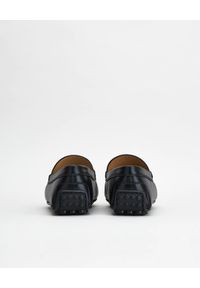 TOD'S - Czarne skórzane mokasyny. Nosek buta: okrągły. Kolor: czarny. Materiał: skóra. Wzór: aplikacja #6