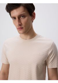 Reserved - Strukturalny t-shirt slim - kremowy. Kolor: kremowy. Materiał: bawełna, dzianina