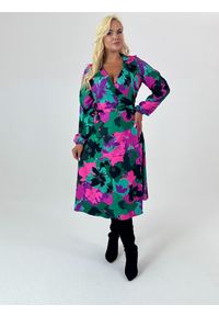 Moda Size Plus Iwanek - Kopertowa sukienka Mona o długości MIDI w amarantowe kwiaty XXL OVERSIZE JESIEŃ. Okazja: na co dzień. Typ kołnierza: dekolt w kształcie V. Kolor: różowy. Materiał: tkanina, poliester, elastan. Wzór: kwiaty. Sezon: jesień. Typ sukienki: oversize, kopertowe. Styl: casual, elegancki. Długość: midi #1