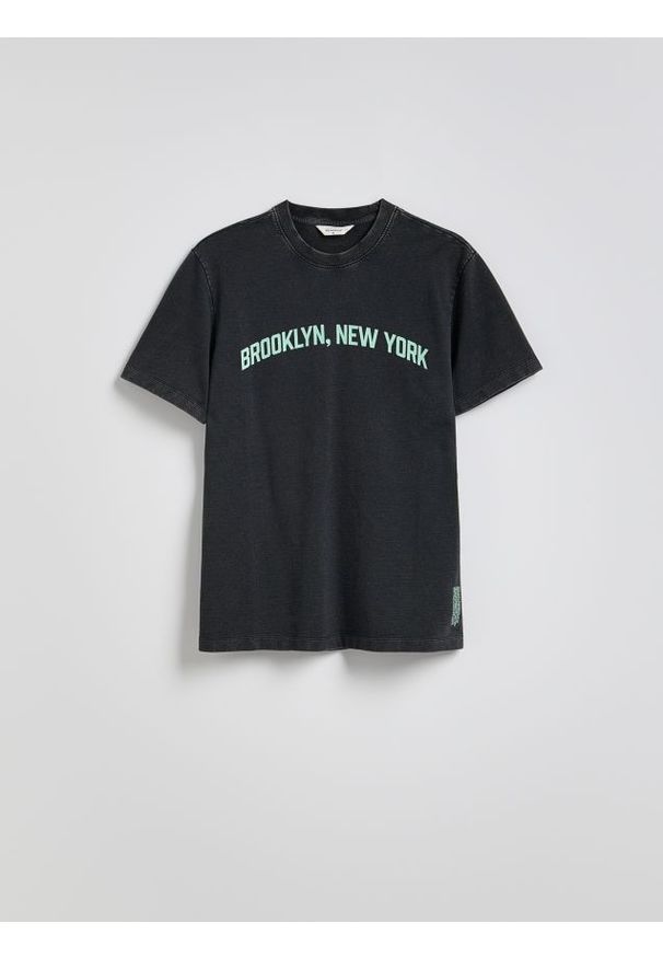 Reserved - T-shirt regular z nadrukiem - czarny. Kolor: czarny. Materiał: bawełna, dzianina. Wzór: nadruk