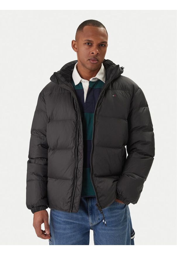 Tommy Jeans Kurtka puchowa Essential DM0DM19786 Czarny Regular Fit. Kolor: czarny. Materiał: syntetyk