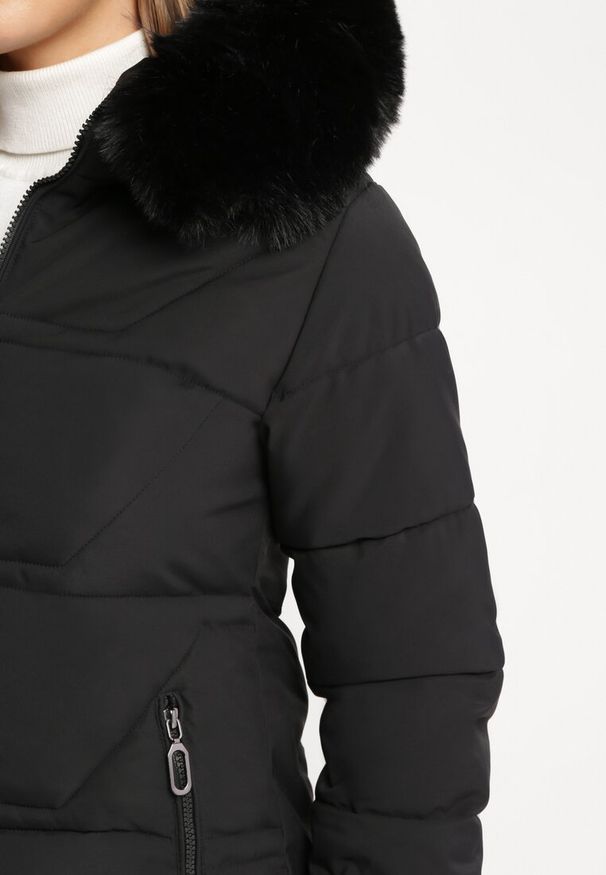 Born2be - Czarna Kurtka w Geometryczne Pikowanie z Kapturem i Futerkiem Bellinae. Okazja: na co dzień. Typ kołnierza: kaptur. Kolor: czarny. Materiał: futro. Wzór: geometria. Styl: klasyczny, casual