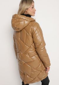 Born2be - Jasnobrązowa Długa Pikowana Kurtka z Kapturem i Ściąganymi Sznurkami Norezi. Okazja: na co dzień. Typ kołnierza: kaptur. Kolor: brązowy. Materiał: jeans. Długość: długie. Wzór: aplikacja. Sezon: zima. Styl: casual, elegancki #4