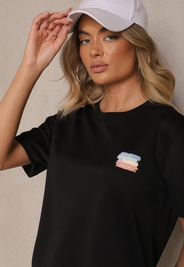 Renee - Czarny T-shirt Basic z Małym Nadrukiem Tenmira. Okazja: na co dzień. Kolor: czarny. Wzór: nadruk. Styl: casual