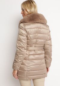 Born2be - Beżowa Pikowana Kurtka z Paskiem i Futrzanym Kołnierzem Gunnitte. Typ kołnierza: bez kaptura. Kolor: beżowy. Materiał: futro. Styl: elegancki