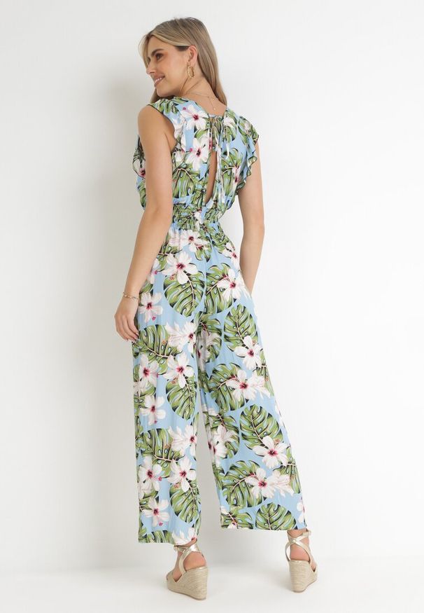 Born2be - Jasnoniebieski Bawełniany Kombinezon z Długimi Nogawkami w Kwiatowy Wzór Daina. Okazja: na spacer. Kolor: niebieski. Materiał: bawełna. Długość: długie. Wzór: kwiaty. Sezon: lato. Styl: elegancki, street