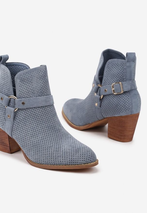 Born2be - Niebieskie Botki Vices na Obcasie w Kowbojskim Stylu Ozdobione Klamrą Korfedi. Okazja: na co dzień. Zapięcie: klamry. Kolor: niebieski. Materiał: jeans. Wzór: aplikacja. Obcas: na obcasie. Styl: casual. Wysokość obcasa: średni